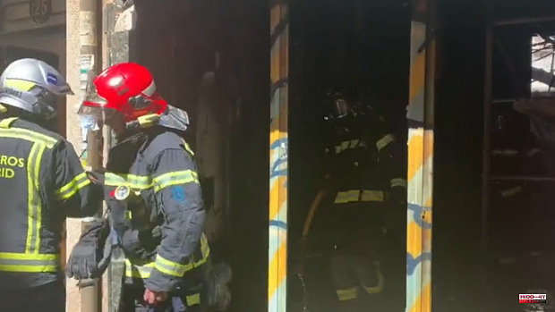 A fire in an old workshop under renovation in Usera affects several upper houses