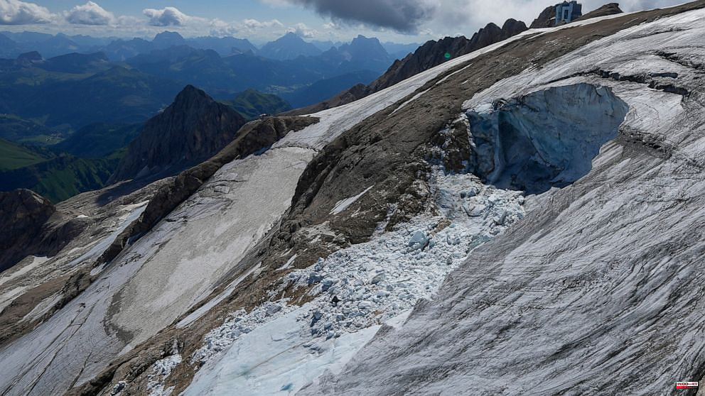 Italy: 11 hikers were killed in a glacier avalanche.