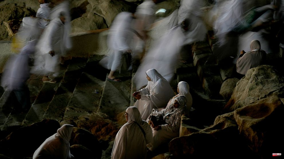 As hajj reaches its apex, Muslim pilgrims pray on Mount Arafat