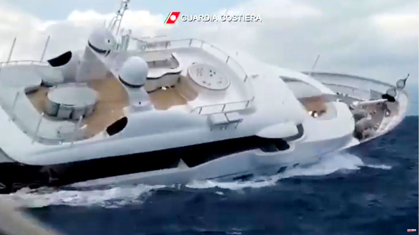 Damaged boat: 40-meter-long luxury yacht sinks off Italy – coast guard saves nine people
