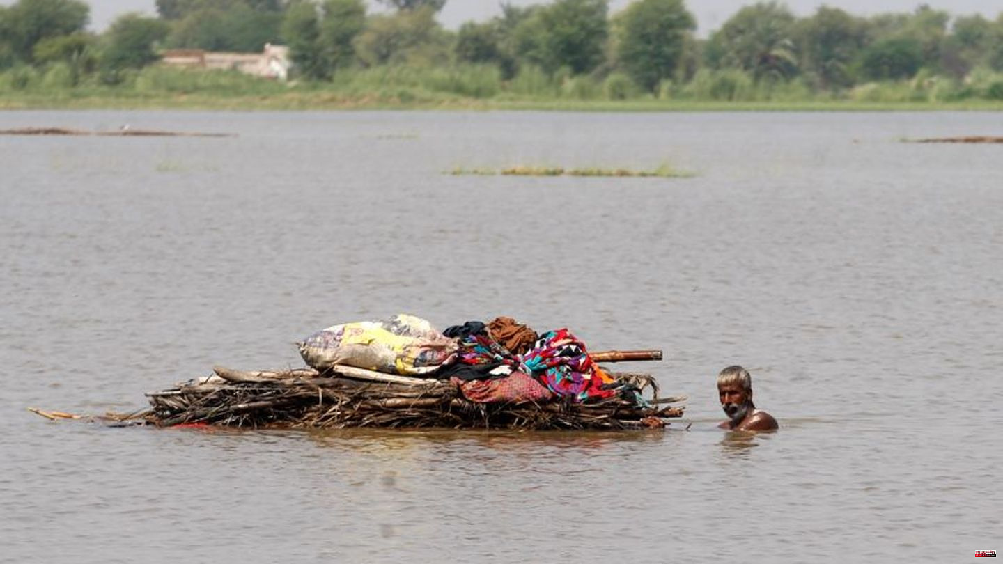 "Colossal catastrophe": UN calls for help for flood victims in Pakistan