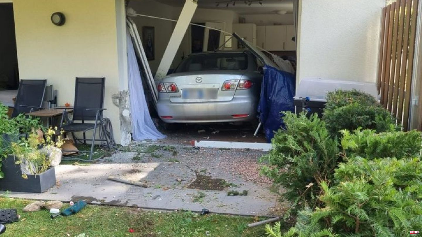 Accident: car drives into the living room – 91-year-old seriously injured