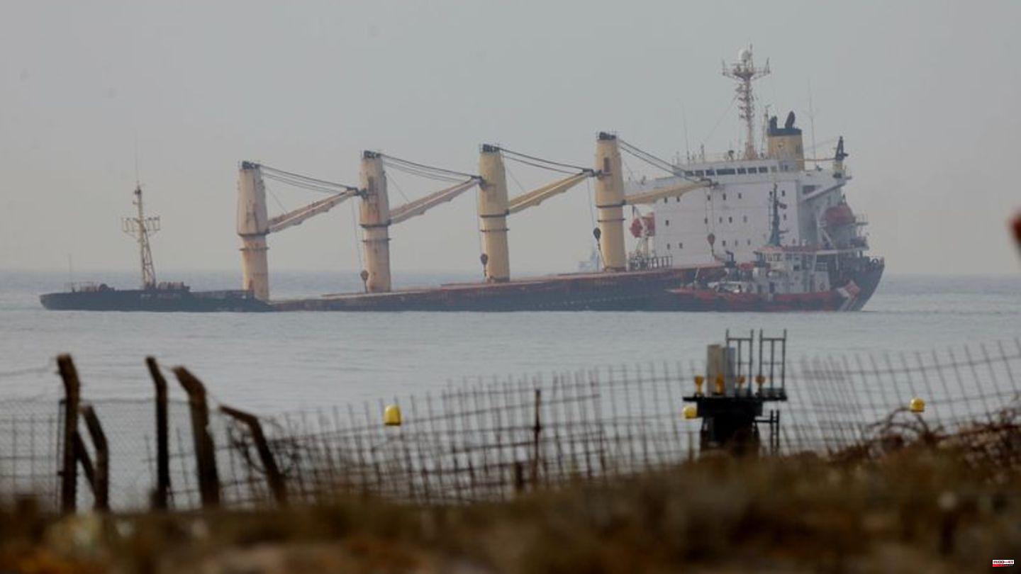 Accidents: Freighter threatens to sink off Gibraltar after collision