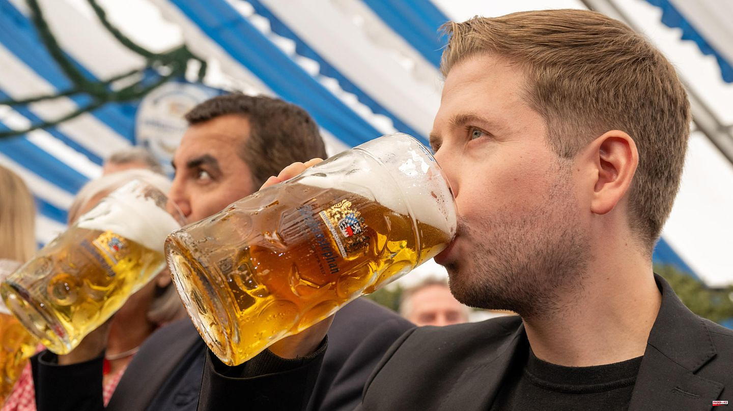 Political Gillamoos: He can also Marquee: Kevin Kühnert between beer, pretzels and attacks on Markus Söder