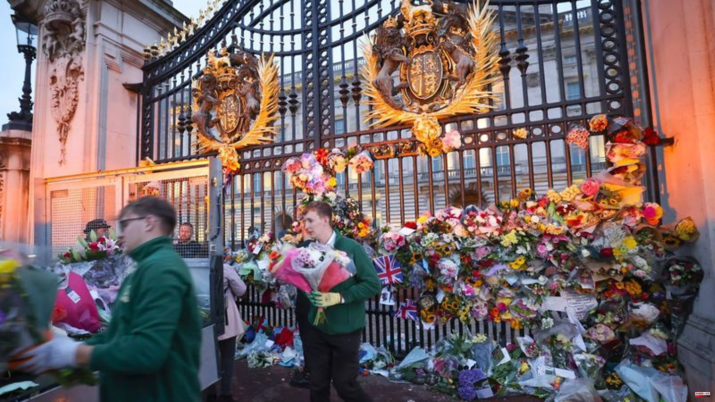 Farewell: again thousands of mourners at Buckingham Palace
