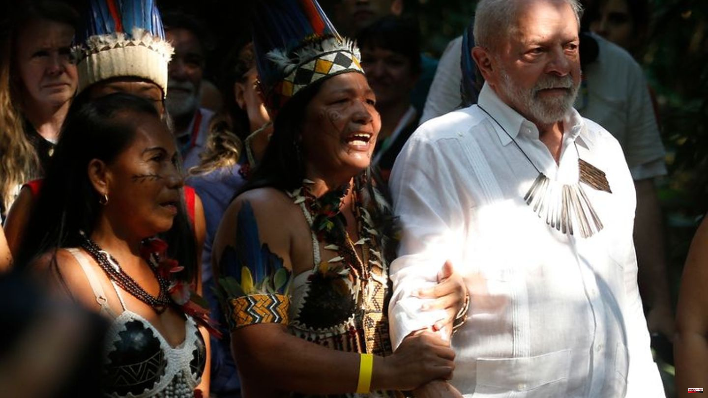 Election campaign in Brazil: Brazil's ex-president Lula dances with indigenous people