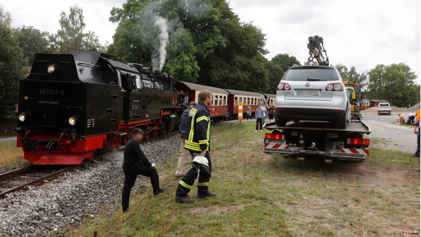 Misery in the Harz Mountains: car collides with historic steam locomotive – two injured