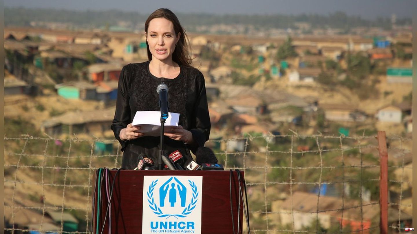 Angelina Jolie: Hollywood star visits flood victims in Pakistan