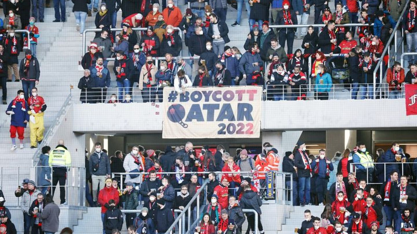 World Cup in Qatar: boycott, bolts, education or banners: fan scene and the World Cup