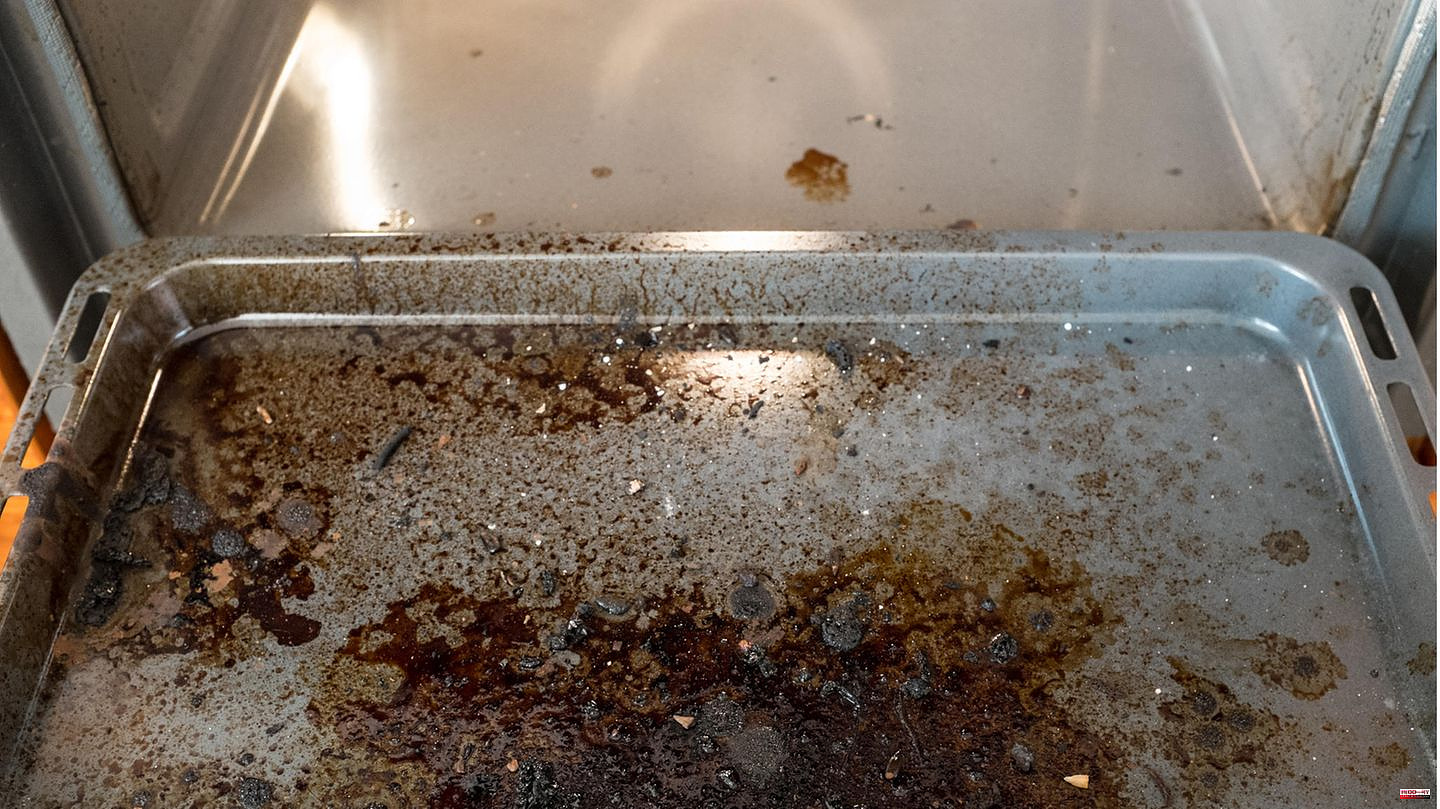 Burnt-in: Cleaning the baking tray: How to remove stubborn incrustations