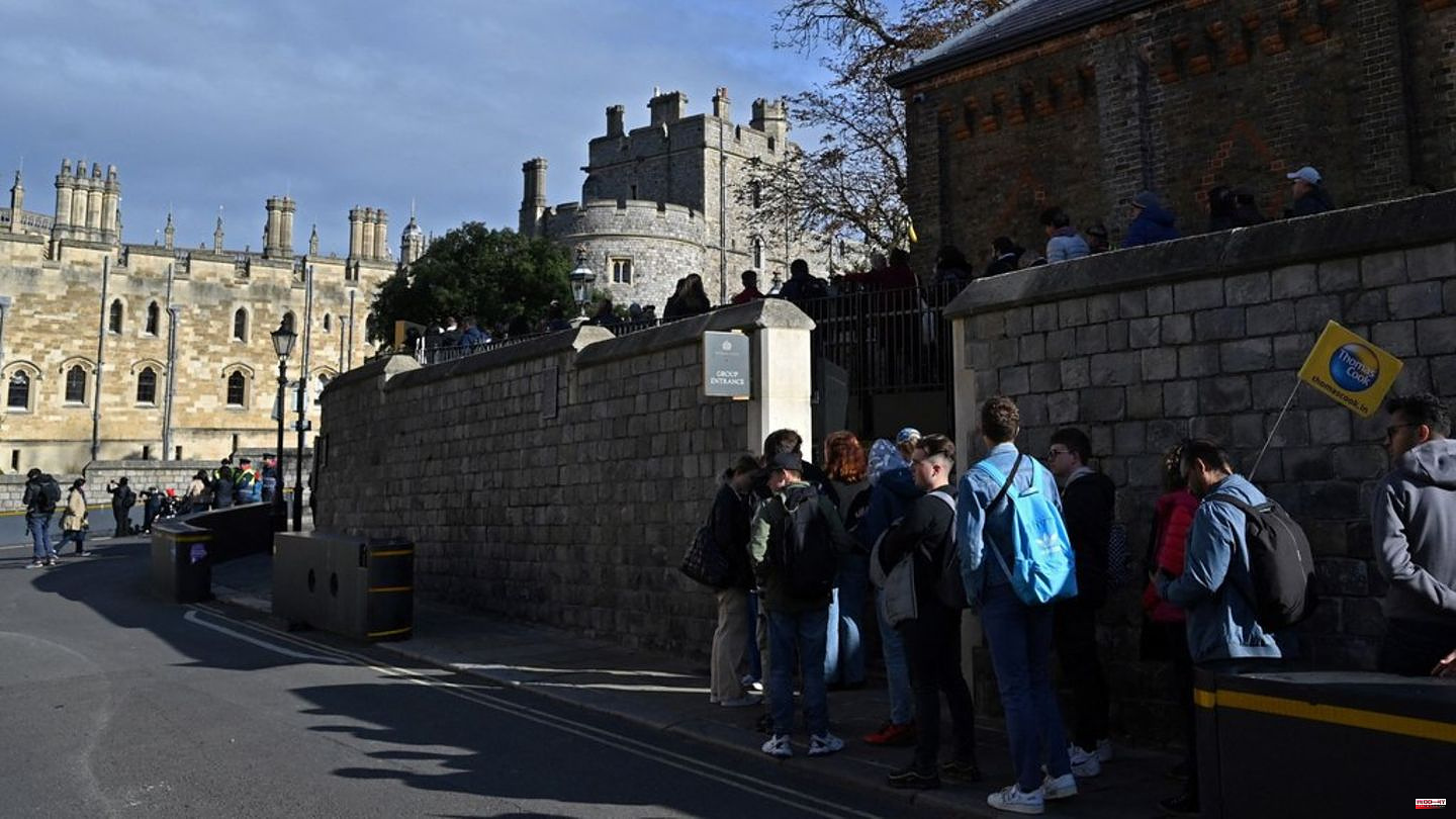 Queen Elizabeth II: queue at Windsor Castle