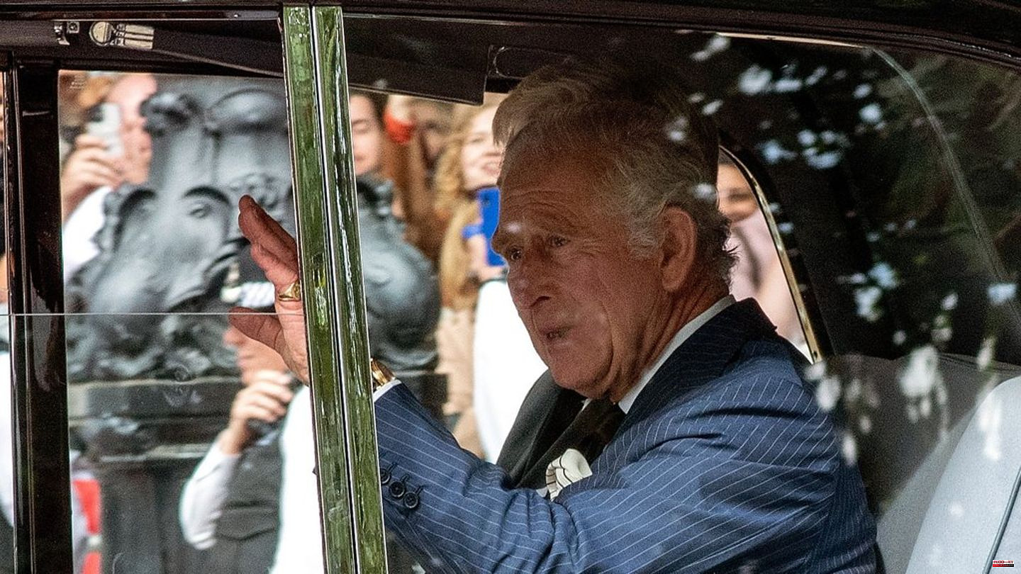Driving to Buckingham Palace: King Charles III. fights back tears