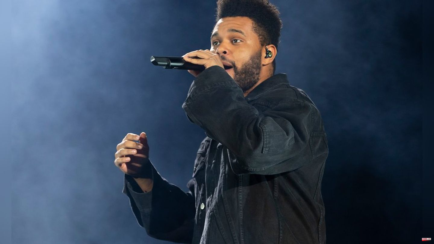 The Weeknd: Singer breaks off his concert in tears