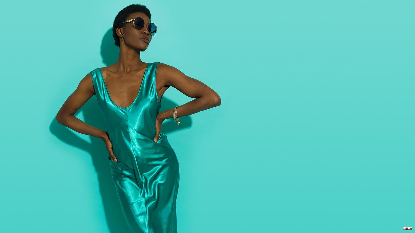 Eye-catcher: The satin dress is trendy in 2022 - and this is how you can style it