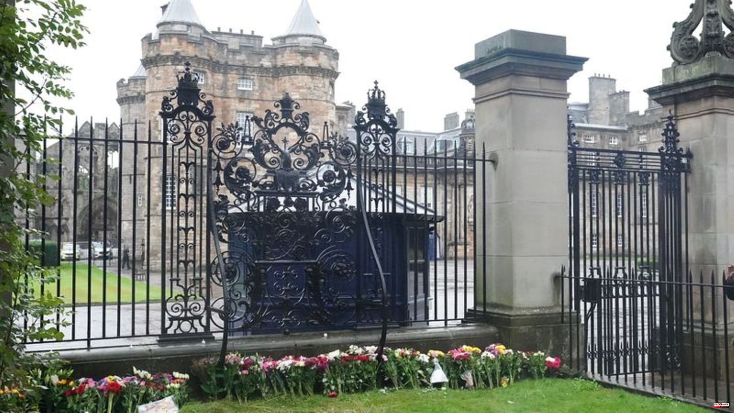 Elizabeth II: The Queen's body is brought to Edinburgh