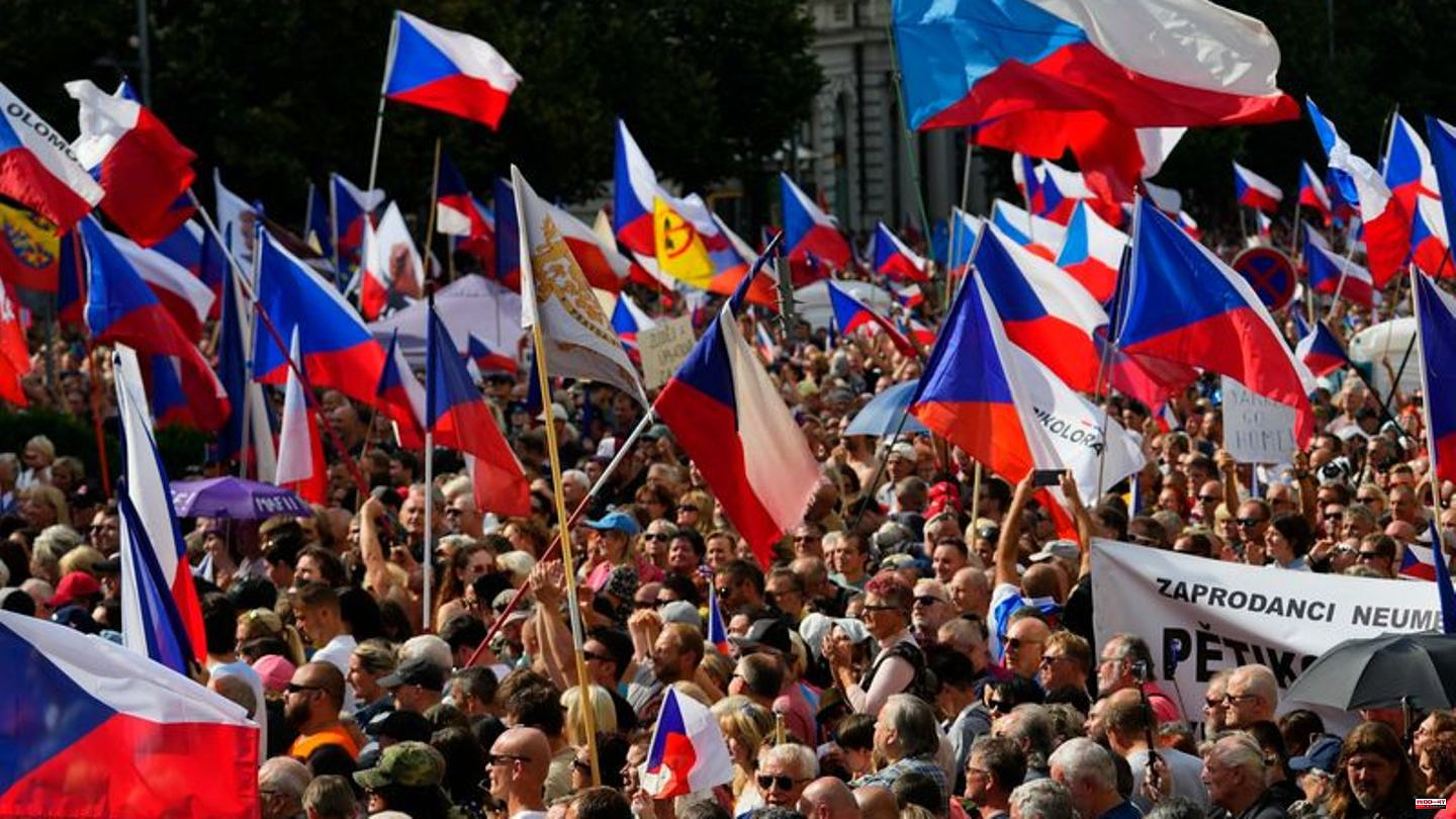 Prague: Tens of thousands demonstrate against the Czech government