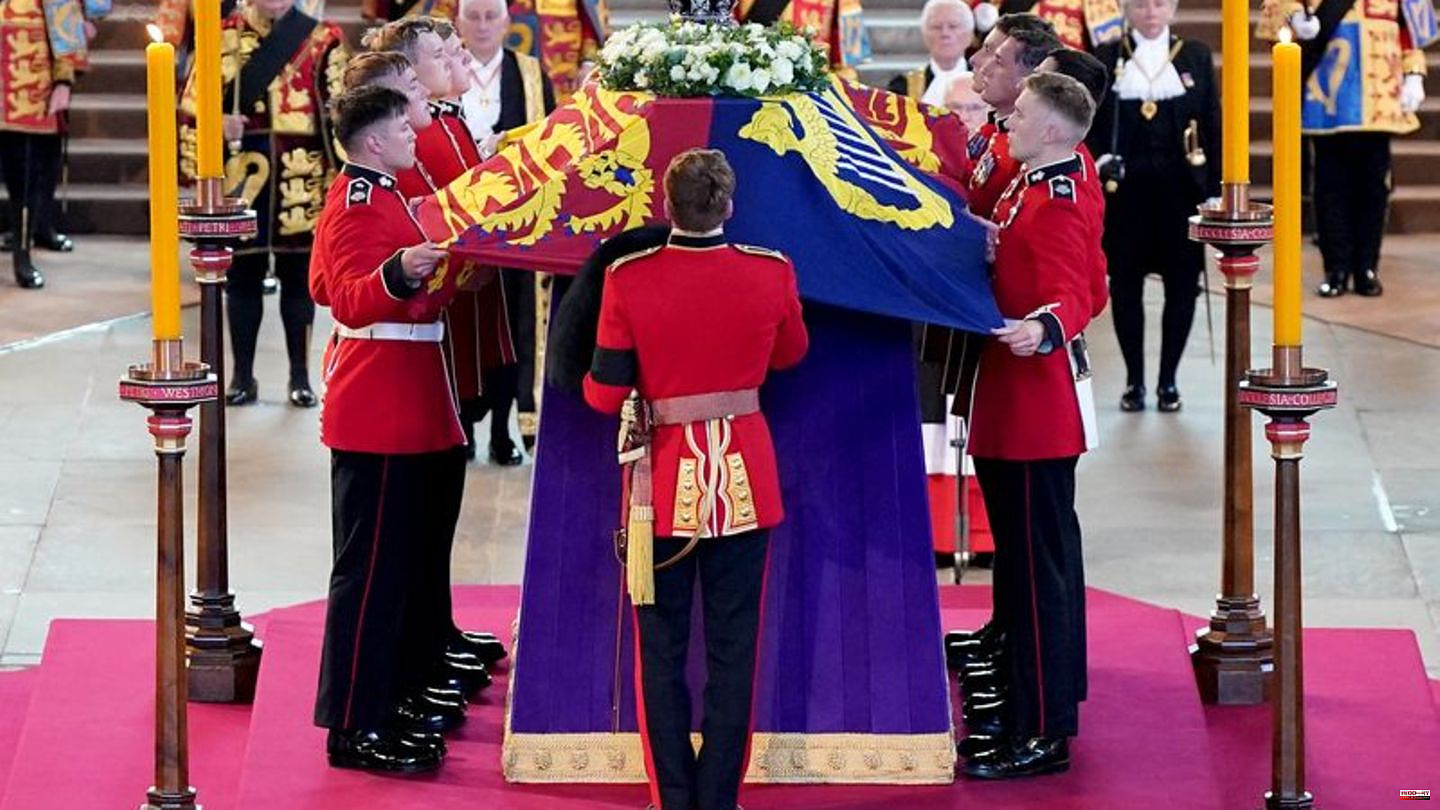 British Monarchy: Tears and Bell Ringing: Funeral procession for the Queen's coffin