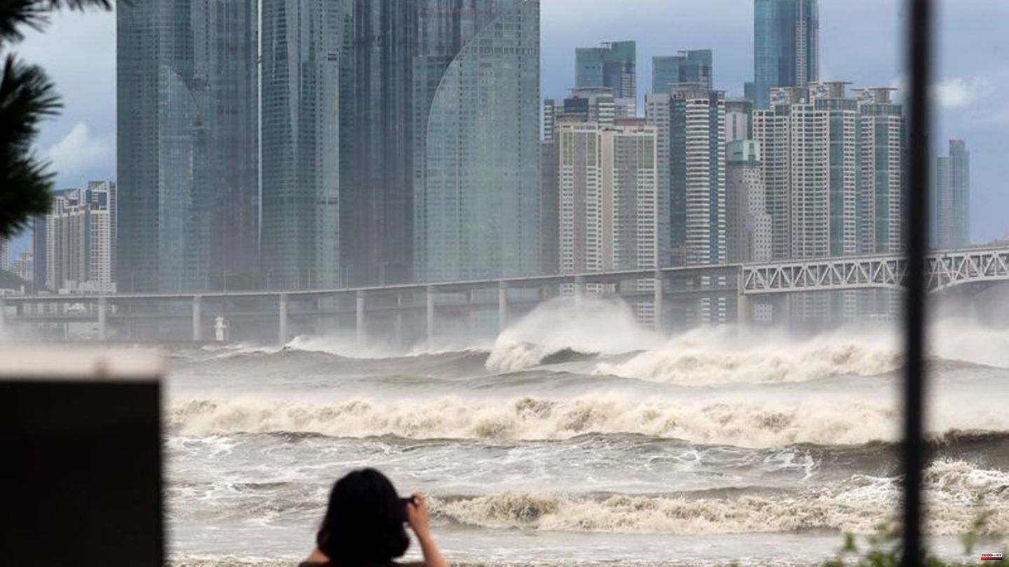 Storm: Ten dead in Typhoon Hinnamnor in South Korea