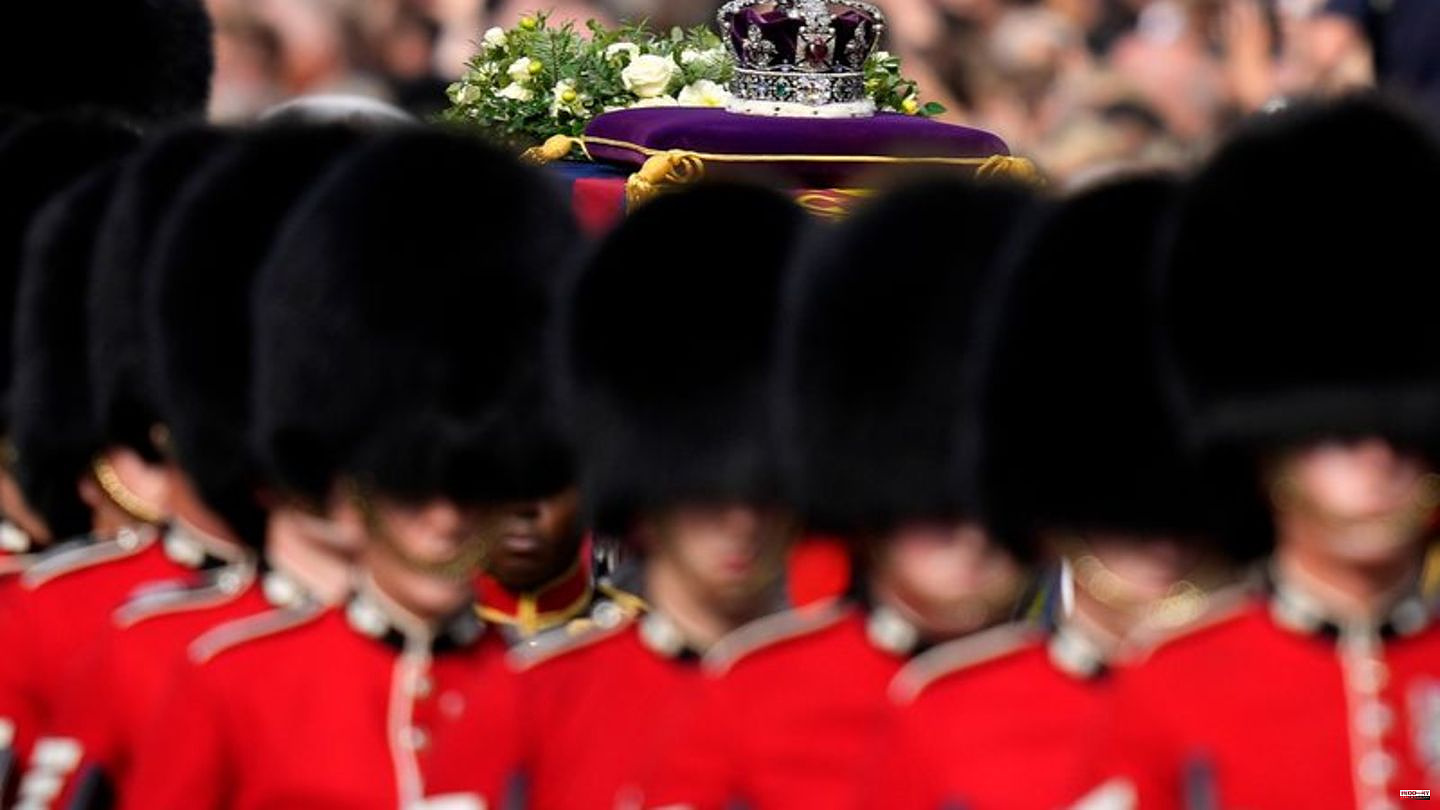 Britain: Security guard collapses in front of Queen's coffin