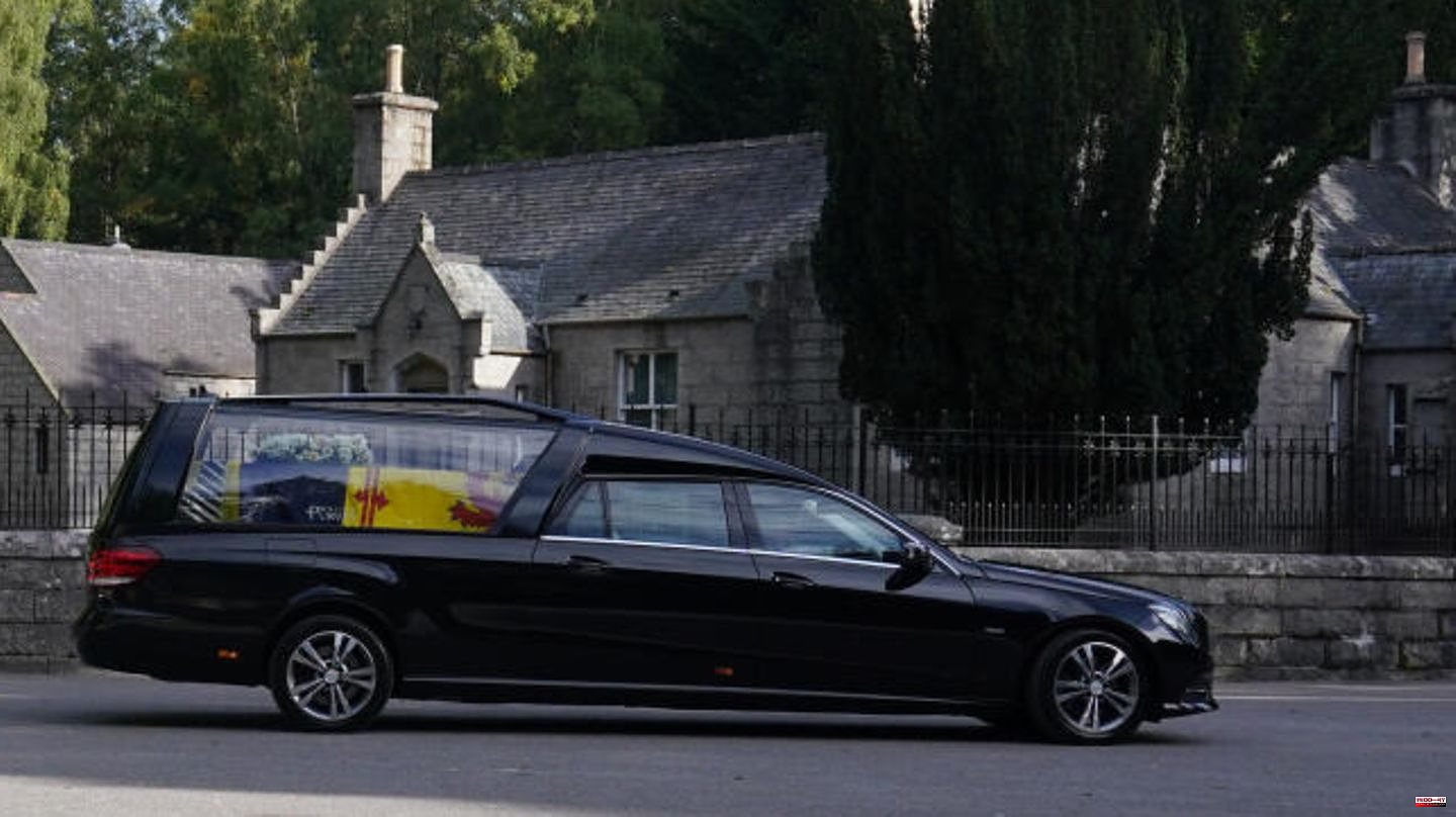 On the way to Edinburgh: The coffin with Queen Elizabeth II has begun its final journey