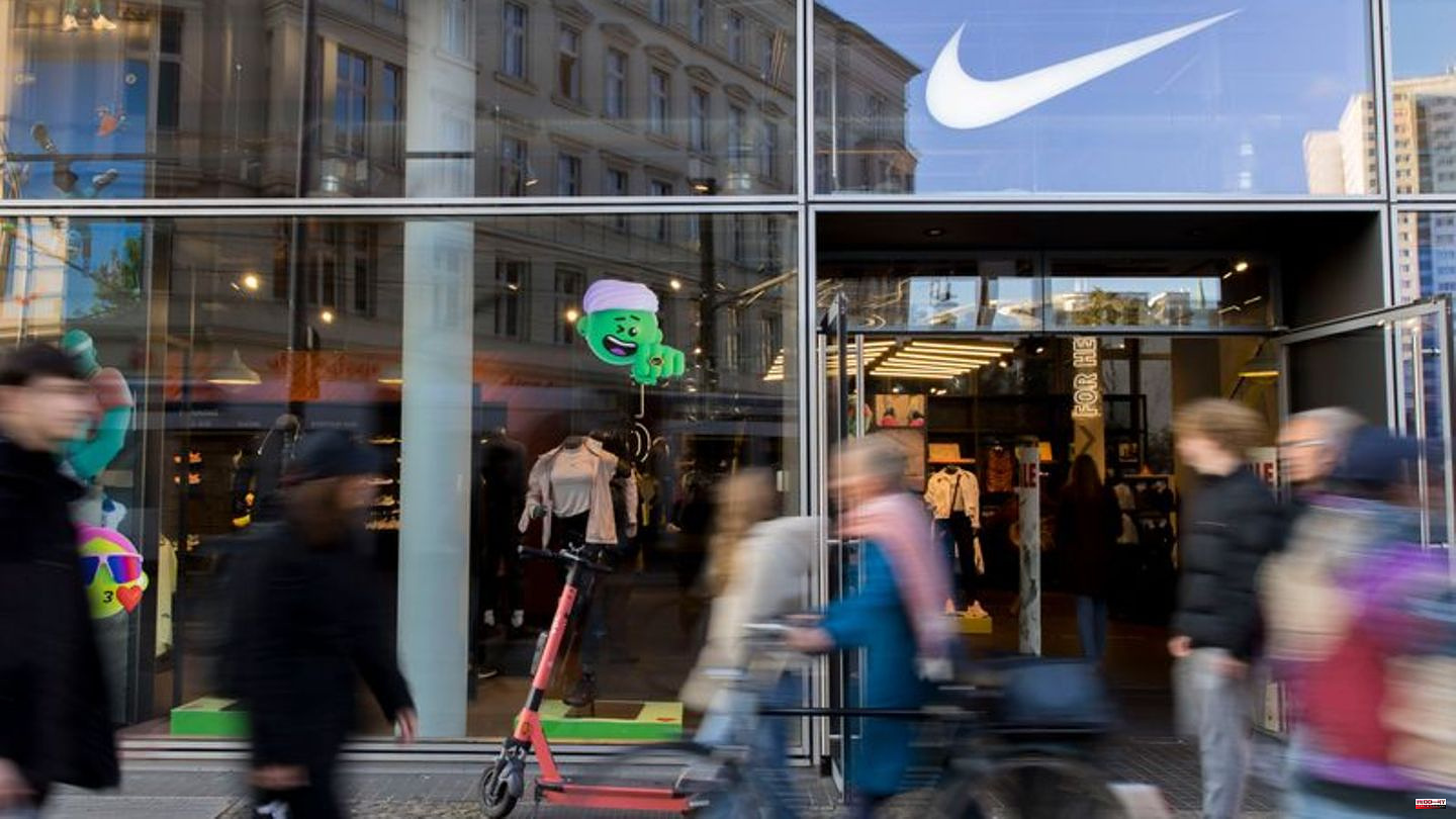 Sporting goods manufacturer: Nike goes into the Christmas business with high inventories