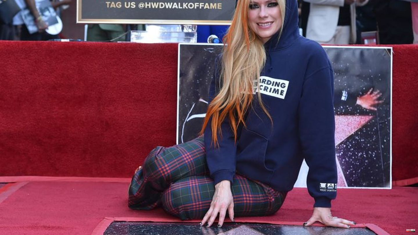 Canadian singer: Avril Lavigne lounges on her new Hollywood star