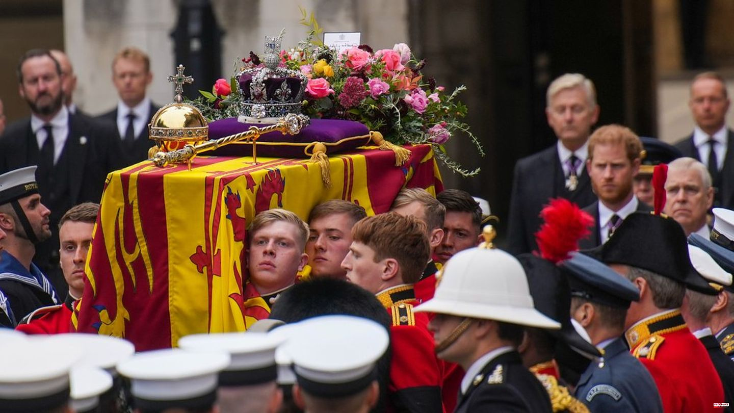 State funeral: Charles III. accompanies the Queen's coffin