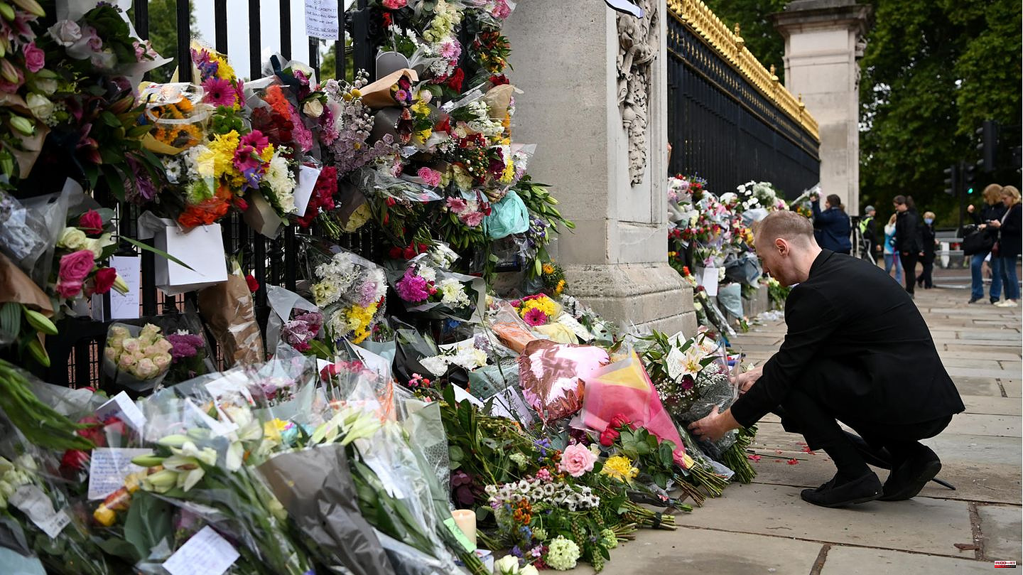 Queen Elizabeth II: Buckingham Palace becomes a sea of ​​flowers, Charles III. sets the mourning period