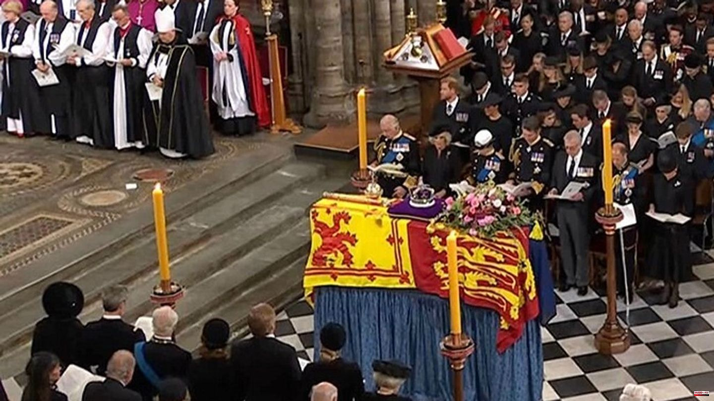 Own Twitter account: Sheet of paper goes viral at the Queen's funeral