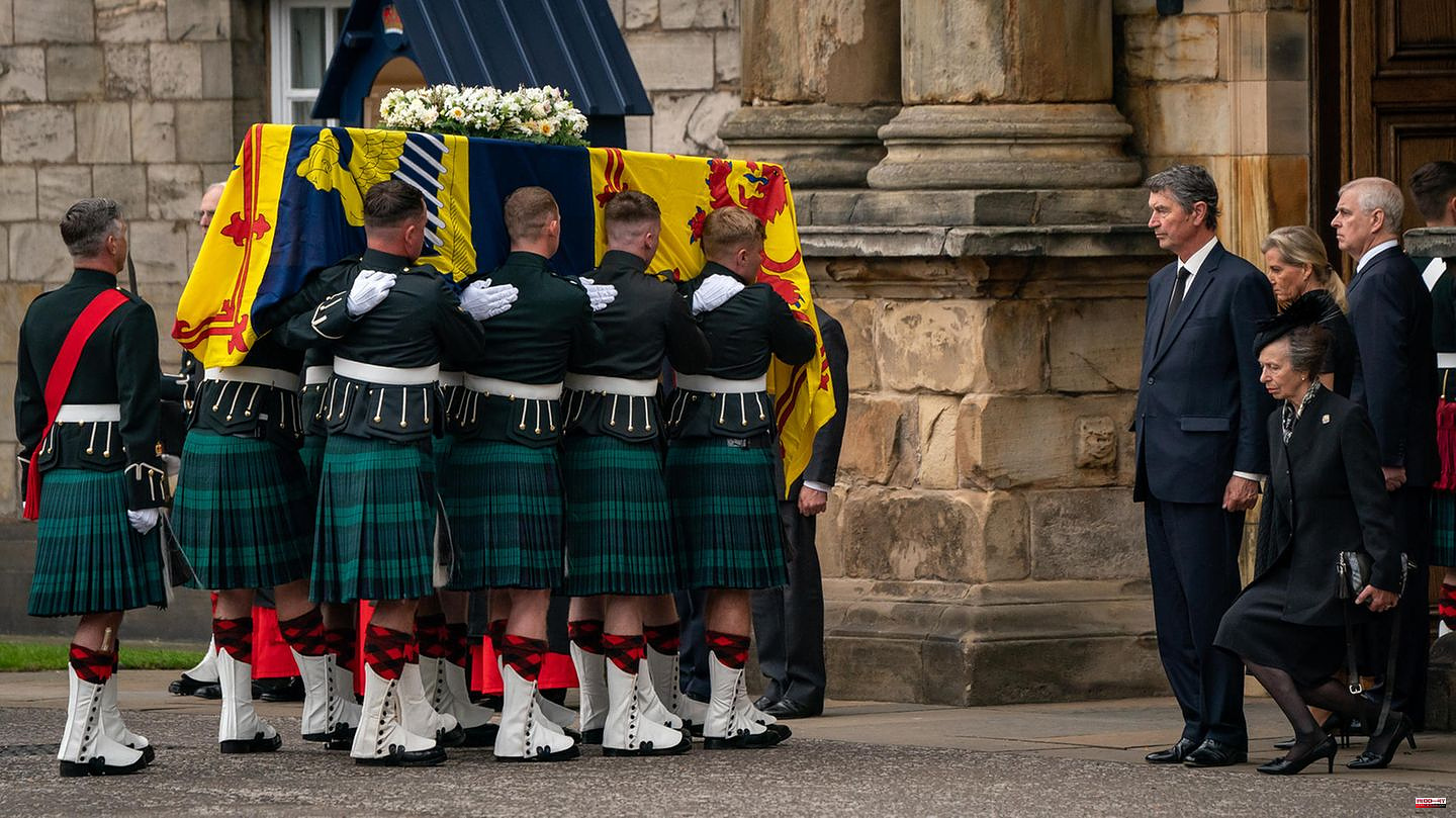 Death of Elizabeth II: Crying people throw flowers on the street: Scotland bids farewell to the Queen