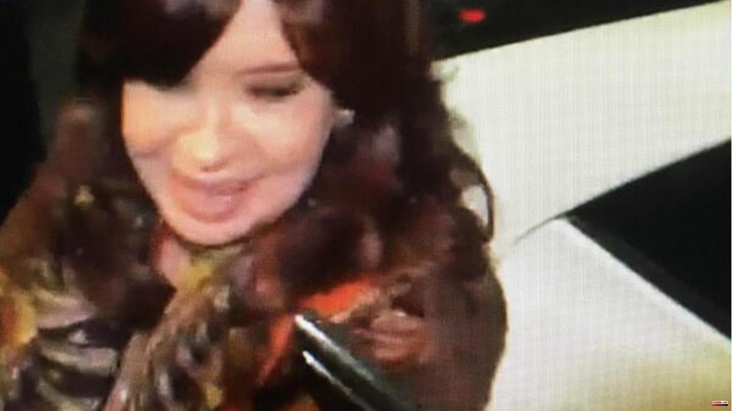 Attack on Cristina Kirchner: Man aims gun at her face: Argentina's Vice President apparently only just escapes an assassination attempt