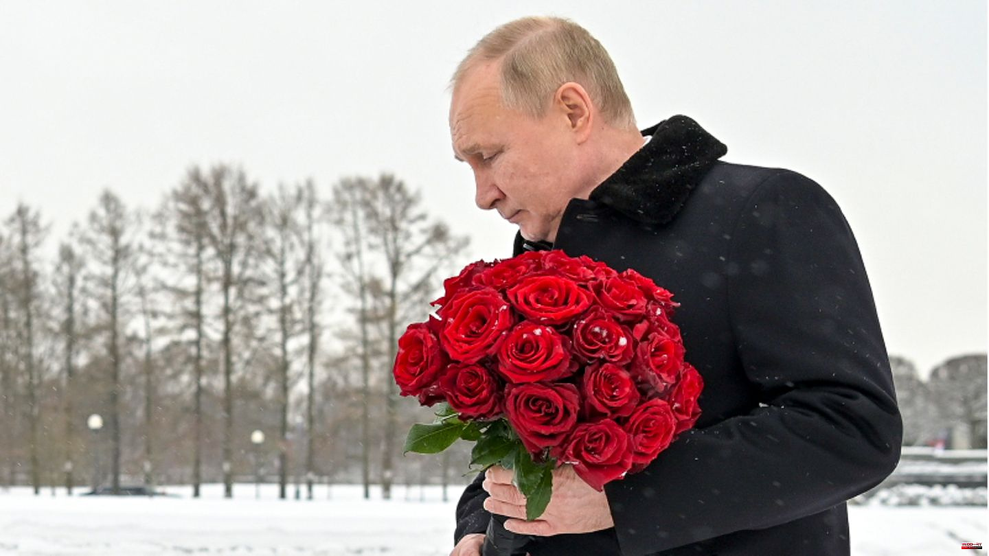 Protest action: Activists leave message at the grave of Putin's parents