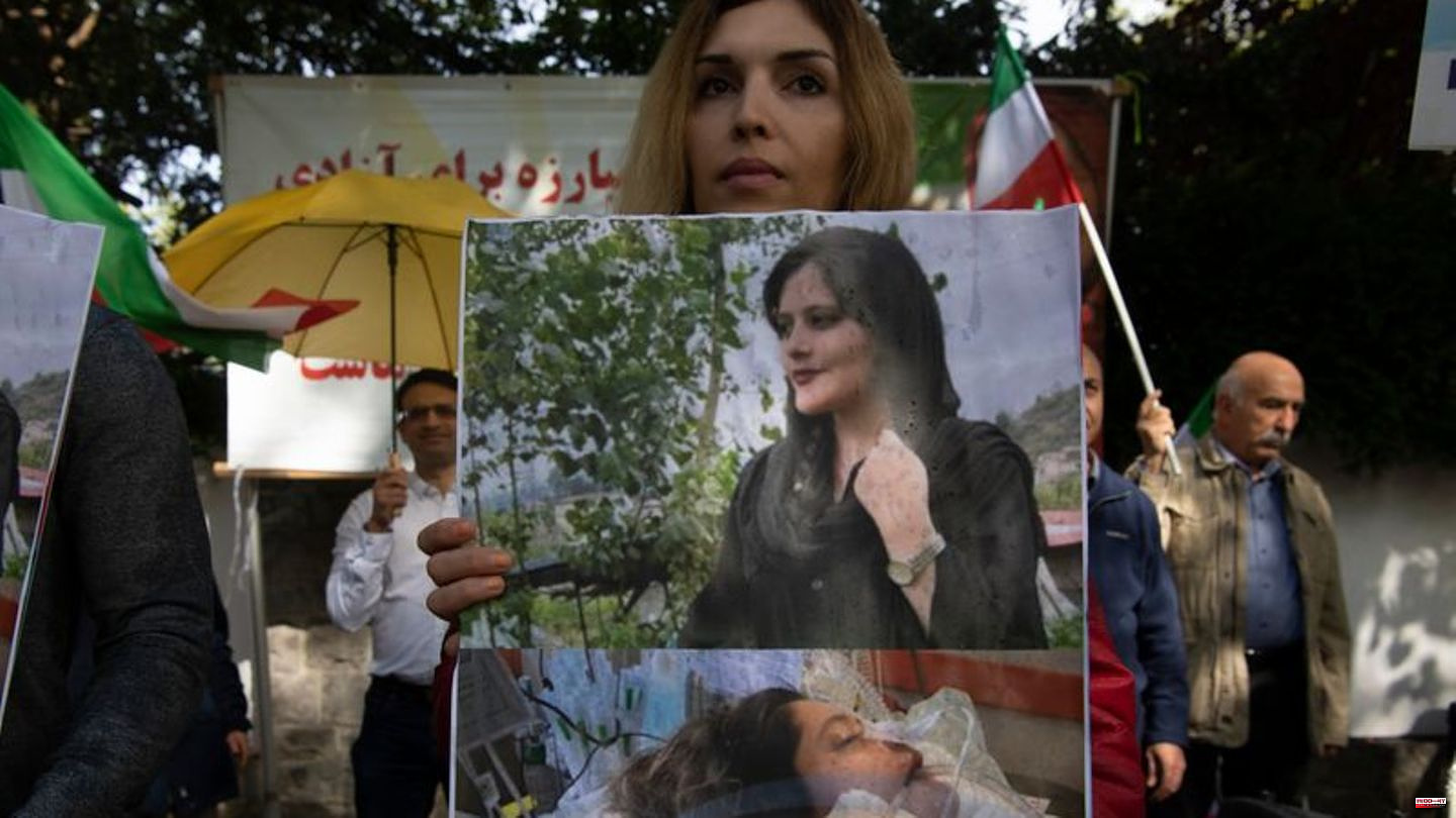 Mahsa Amini: Thousands demonstrate in Iran after Mahsa Amini's death