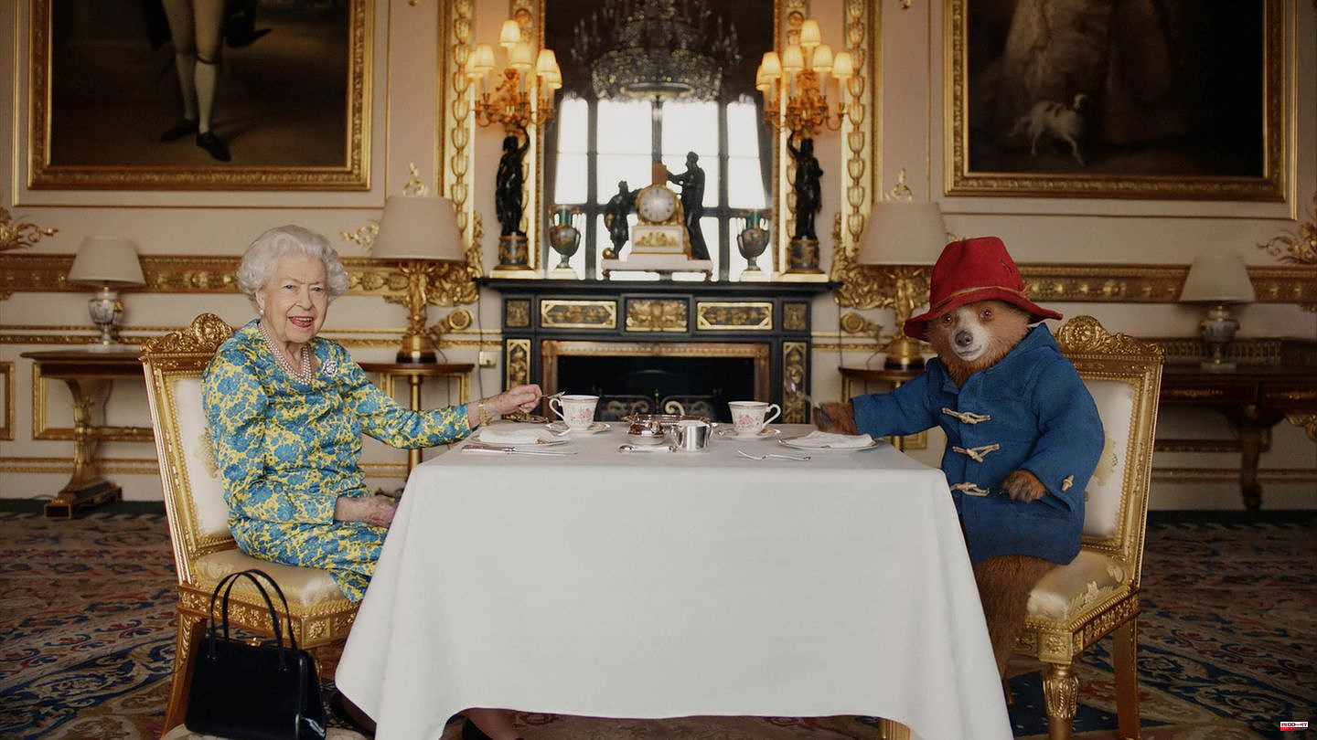 Twitter: "Thank you for everything, madam": Paddington says goodbye to his Queen