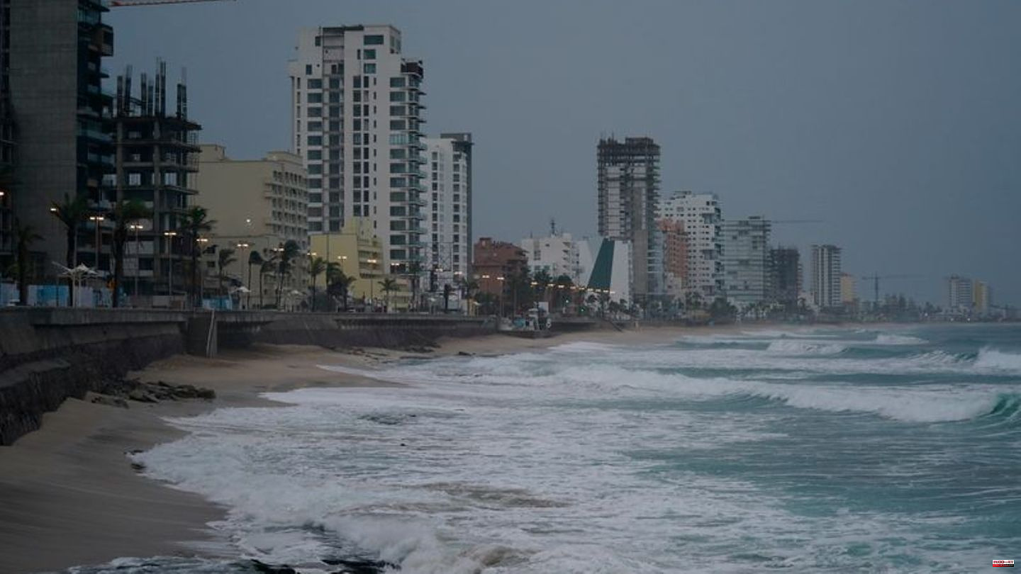 Storm: Hurricane "Orlene" breaks up over Mexico