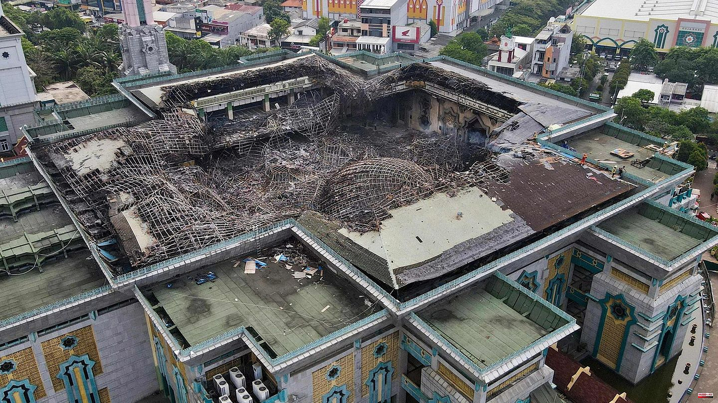 During renovations: Indonesia: Mosque dome bursts into flames and collapses