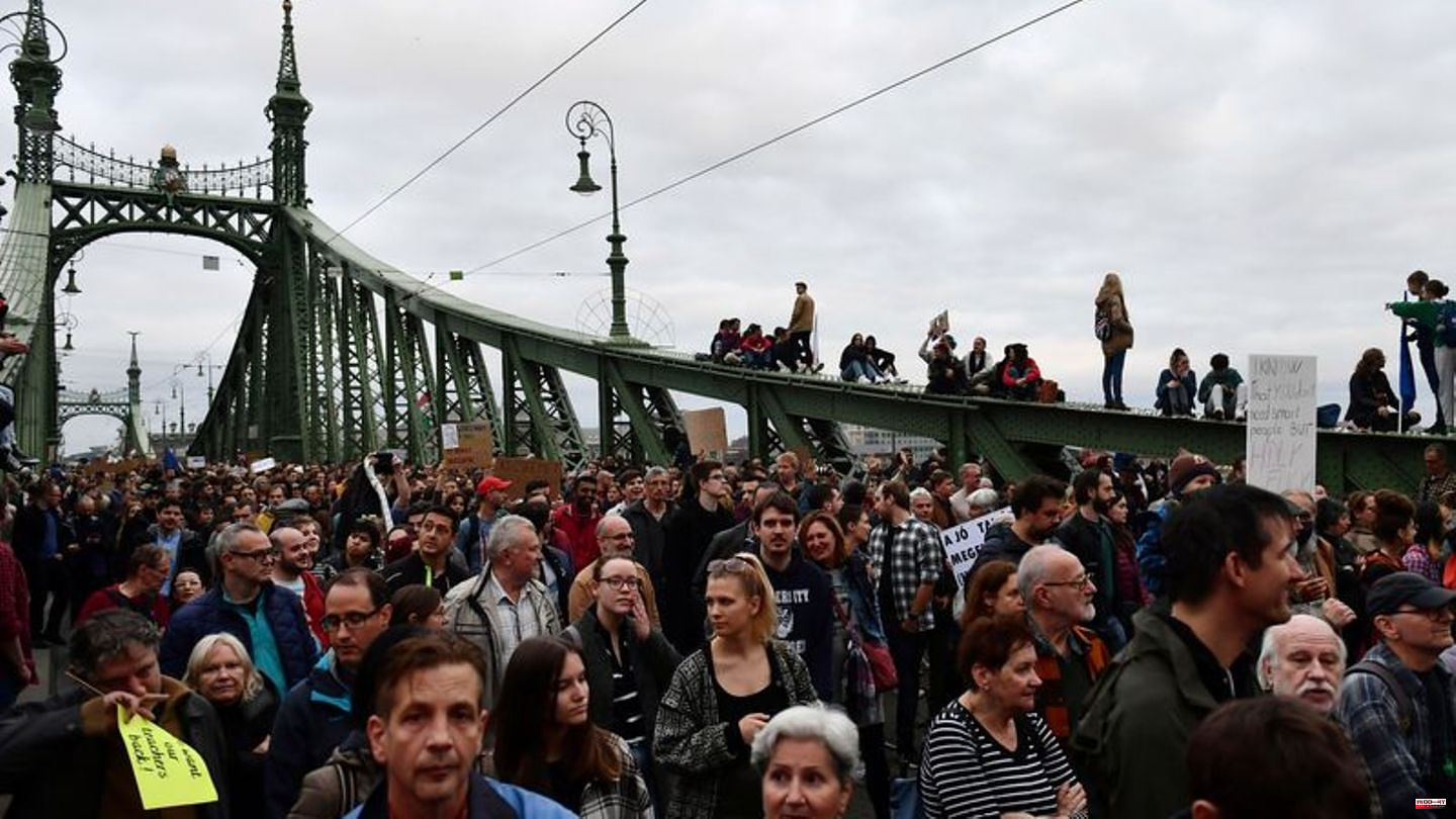 Budapest: Tens of thousands of Hungarians demonstrate against Orban's school policies