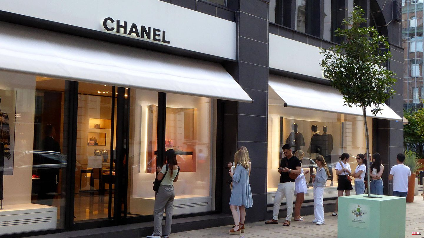 Police investigate: robbery at Chanel in Hamburg – thieves race into the shop window with a car