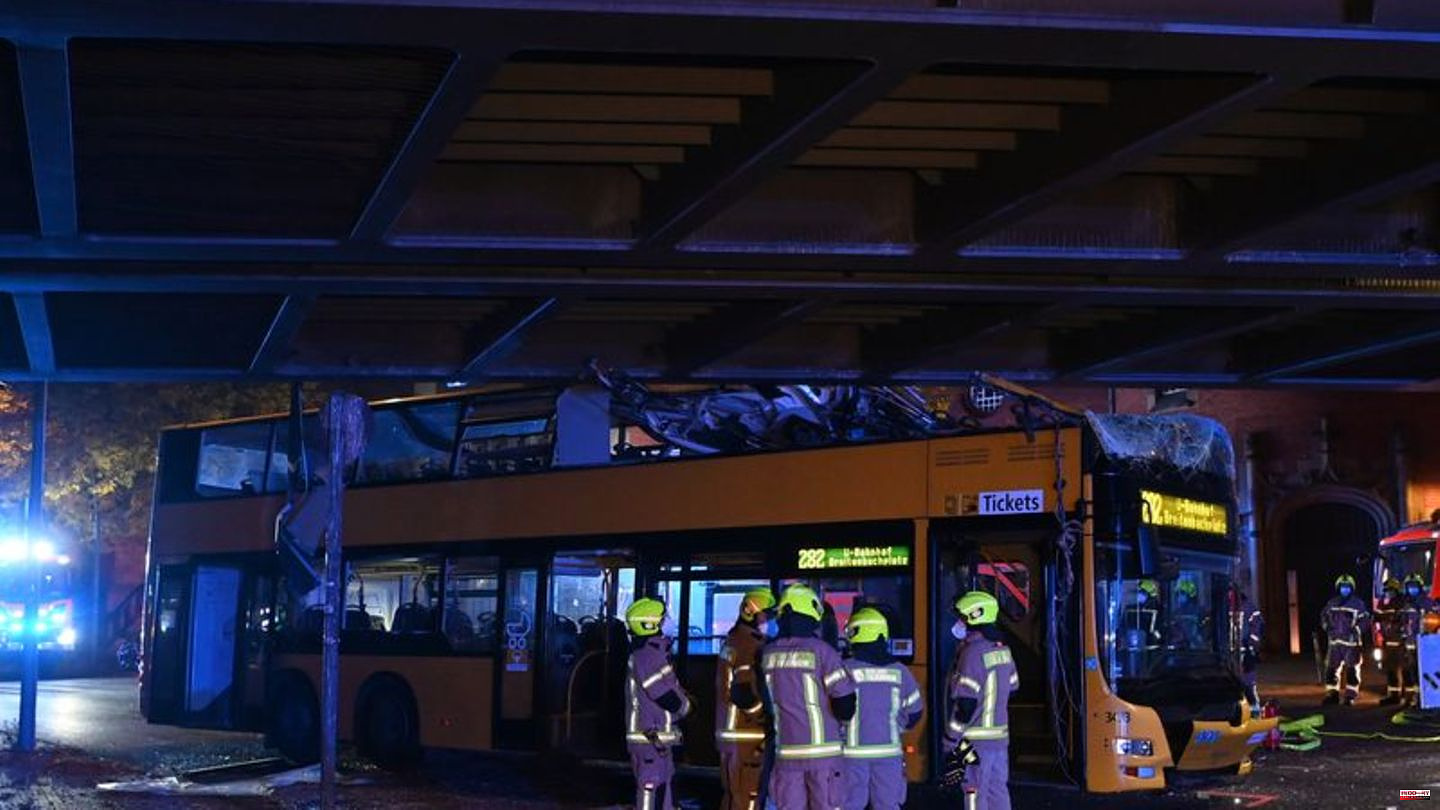Accident: double-decker bus rams bridge in Berlin - several injured