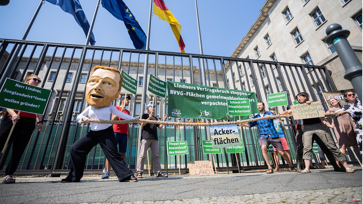 Berlin: climate protest in government buildings: activists invade the Federal Ministry of Finance