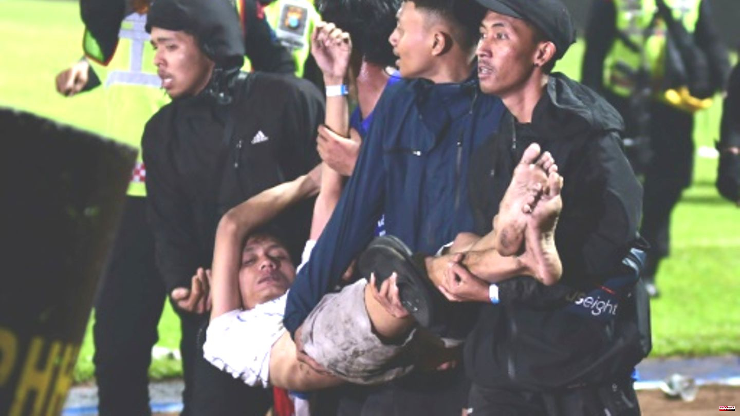 Storming and mass panic: Catastrophe in the stadium: Number of dead after soccer game in Indonesia corrected to 125