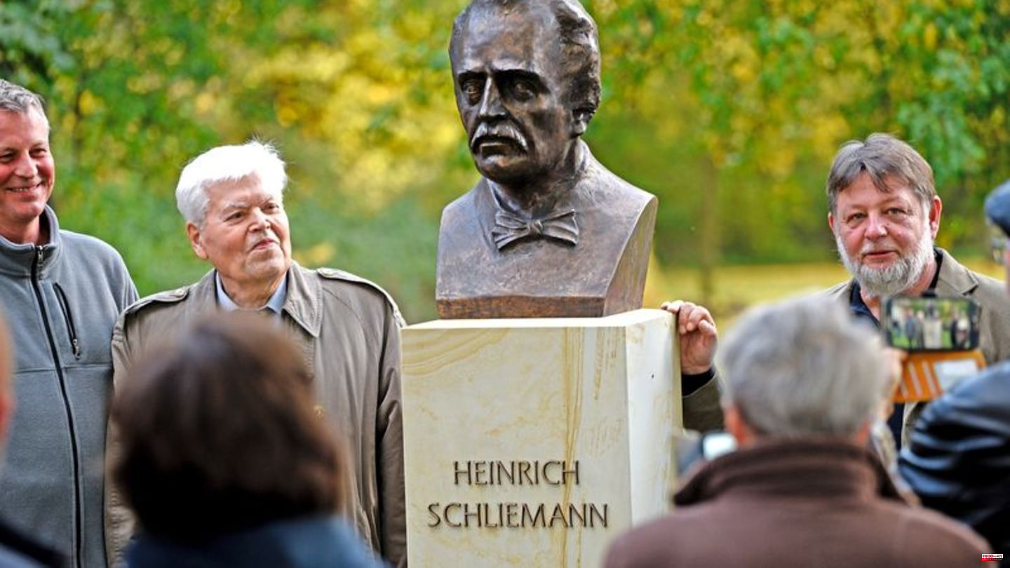 Bronze bust: conclusion for anniversary: ​​monument for archaeologists Schliemann