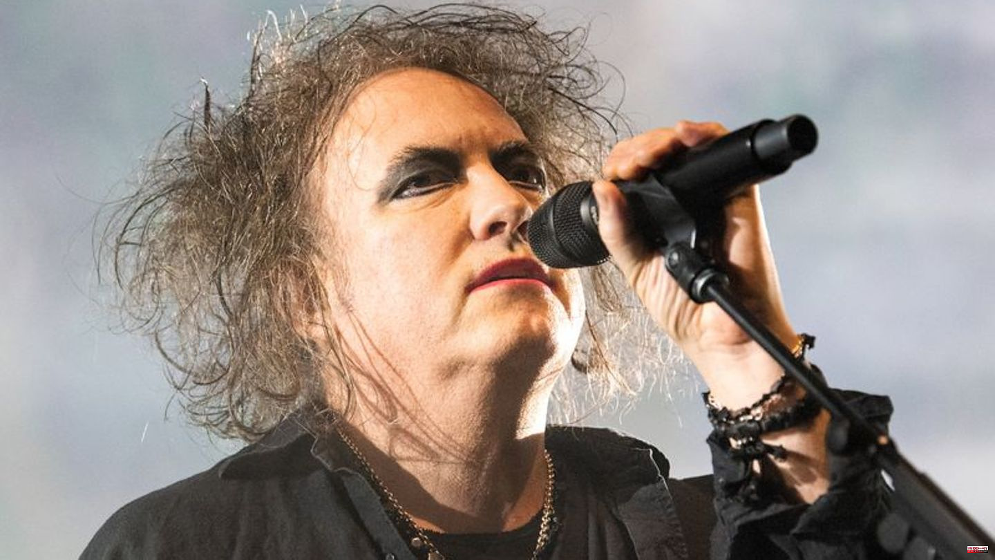 Gothic rockers: The Cure inspire their fans in Hamburg