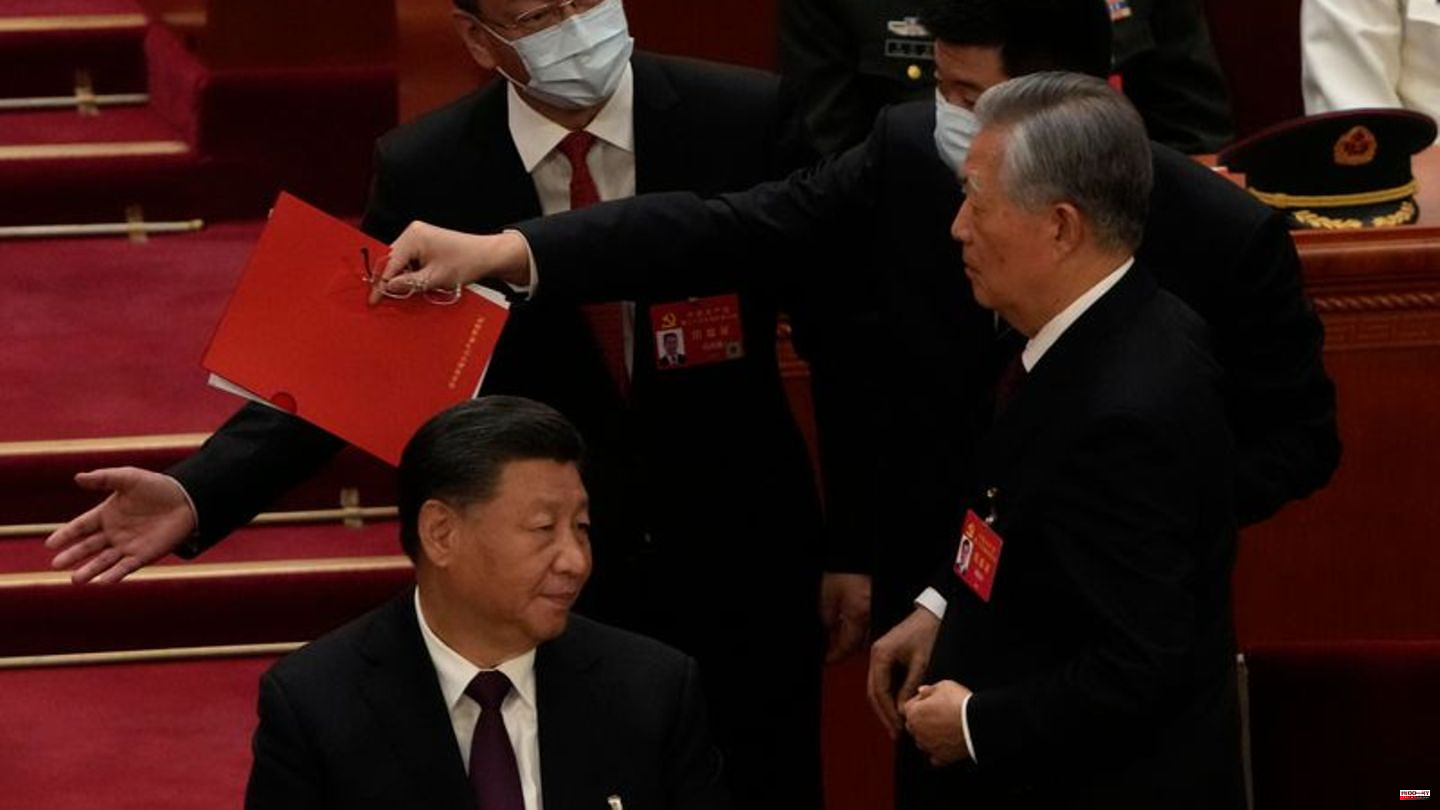 China: Xi Jinping confirmed as party leader for third term