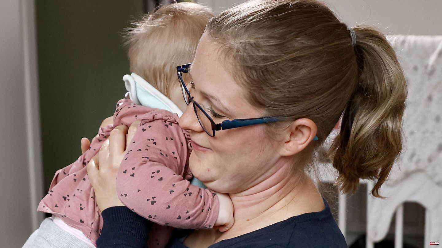 Postpartum depression: therapists visit mothers in need at home - psychiatric help in postpartum