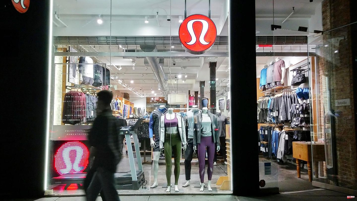 Greenwashing allegations: "Practice what you preach": Yoga fans protest against fashion label Lululemon