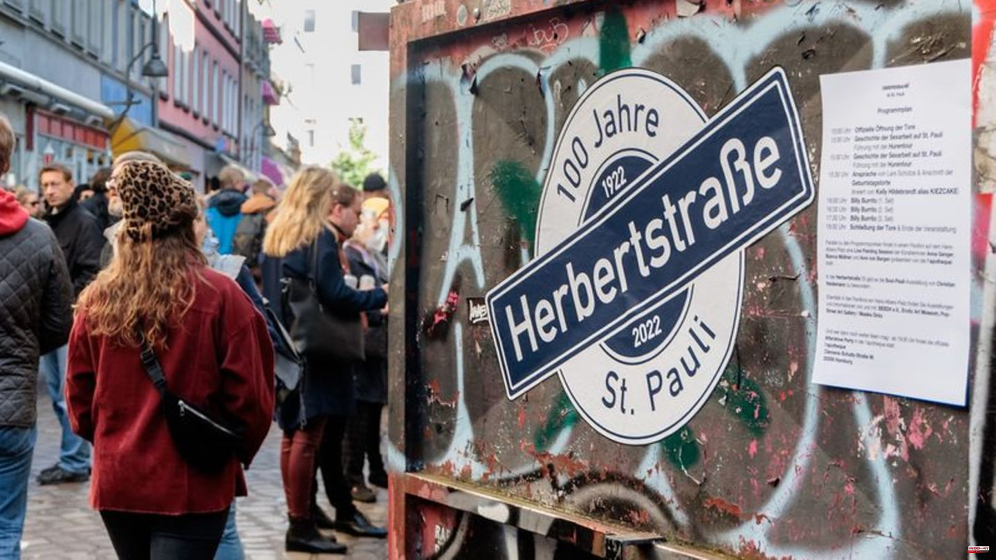 Hamburg: sex work behind screens: Herbertstrasse turns 100
