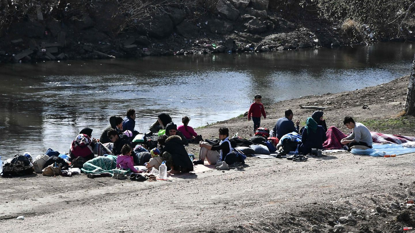 Greece: 92 refugees found almost naked at Greek-Turkish border