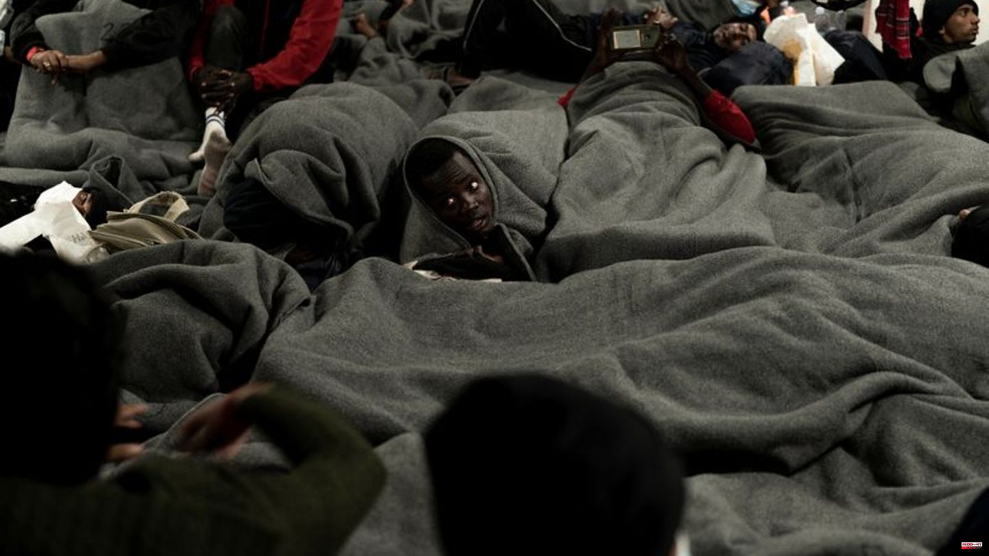 Migration: boat migrants off Sicily: hunger strike on a German ship