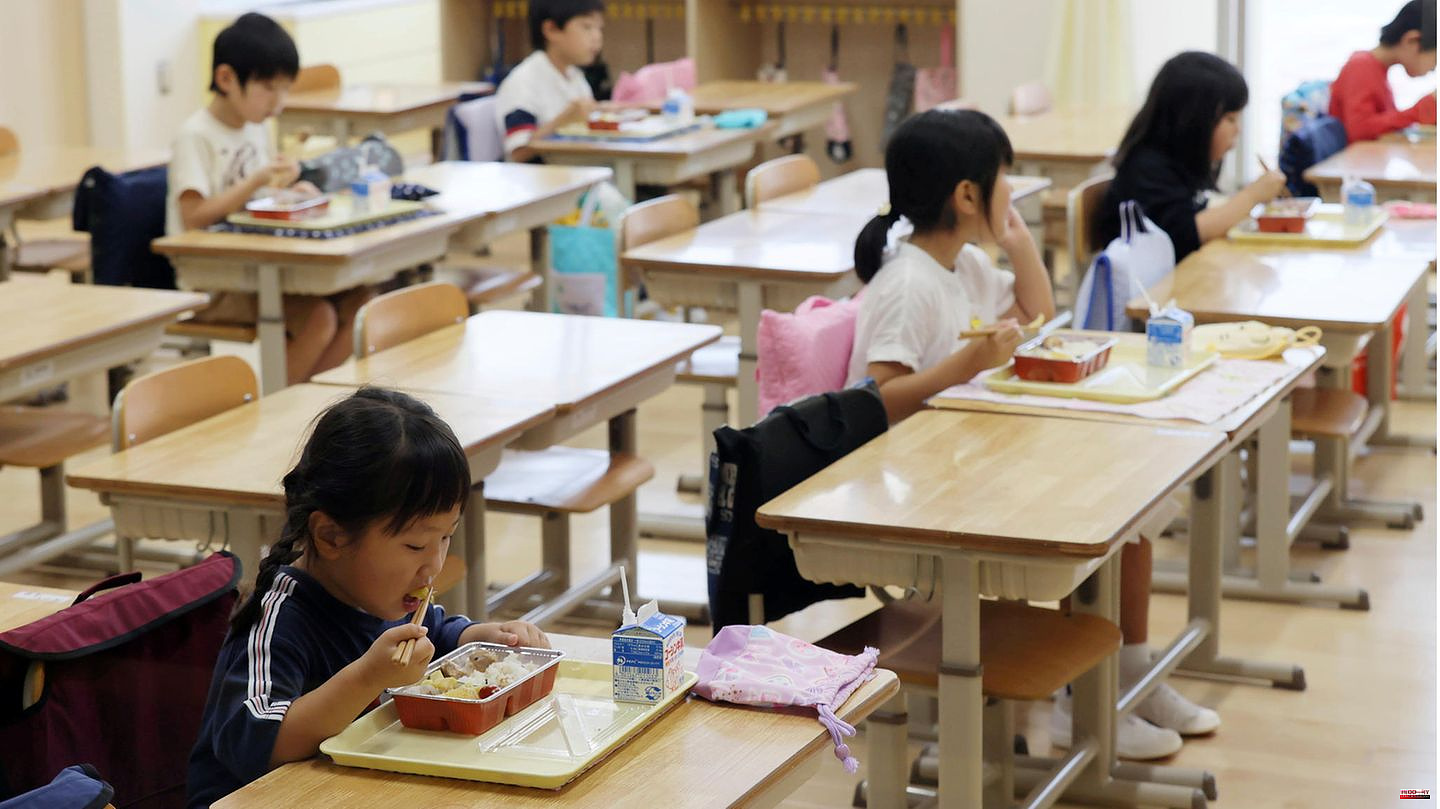 For fear of infection: Many students in Japan still have to spend their lunch break in silence because of Corona